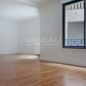 Paris VIII - Appartement en 1er étage avec deux chambres - rue C