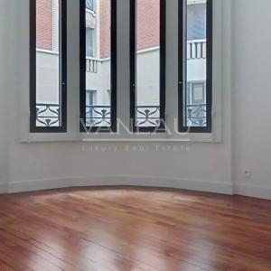 Paris VIII - Appartement en 1er étage avec deux chambres - rue C