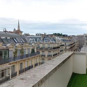 Paris VIII - Bel appartement en duplex avec balcon - rue Clément
