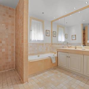 A VENDRE CANNES LE CANNET  VILLA SPACIEUSE DOMAINE PRIVE