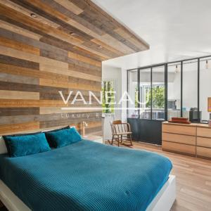 Maison d'architecte sur terrain arboré