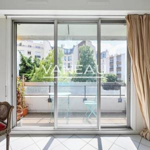 Convention Alleray. Studio avec balcon