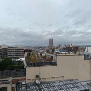 Paris XVIe - Victor Hugo - Deux pièces en dernier étage entièrem