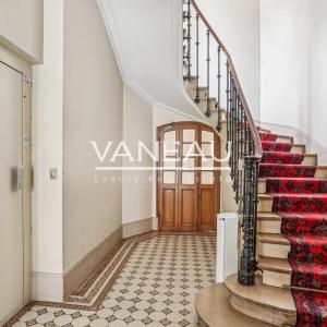 Paris XVIe - exclusivité studette en dernier étage avec ascenseu
