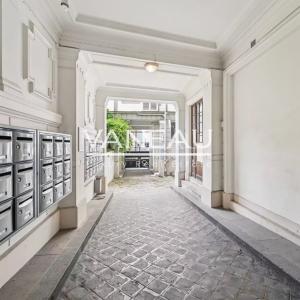 Paris XVe - Montparnasse - Appartement trois pièces en dernier é