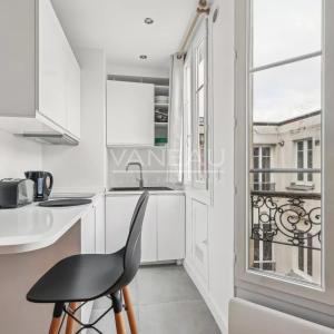 Dernier étage deux pièces vue toits 29.06 M²
