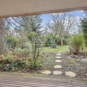 Au calme et sans vis à vis. Terrasse et jardin