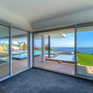CANNES SUPER CANNES  VILLA CONTENPORAINE A VENDRE VUE MER PANORA