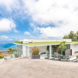 CANNES SUPER CANNES  VILLA CONTENPORAINE A VENDRE VUE MER PANORA