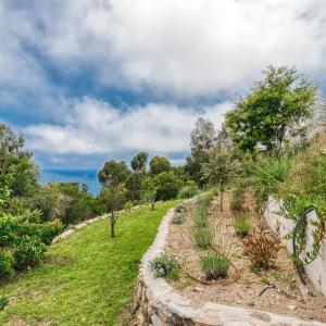 CANNES SUPER CANNES  VILLA CONTENPORAINE A VENDRE VUE MER PANORA