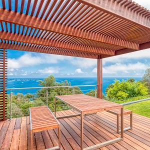 CANNES SUPER CANNES  VILLA CONTENPORAINE A VENDRE VUE MER PANORA