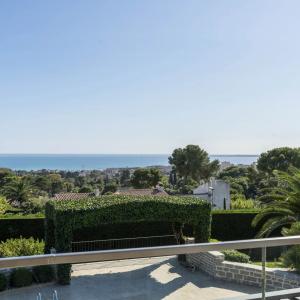 Antibes, Villa Contemporaine avec vue mer panoramique à vendre