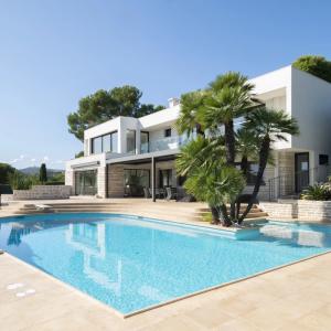 Antibes, Villa Contemporaine avec vue mer panoramique à vendre