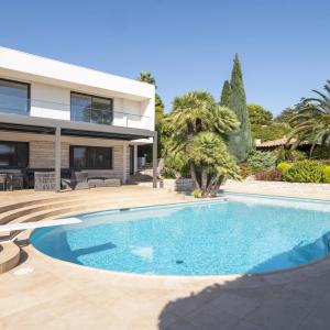 Antibes, Villa Contemporaine avec vue mer panoramique à vendre