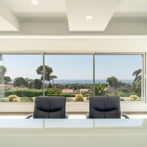 Antibes, Villa Contemporaine avec vue mer panoramique à vendre