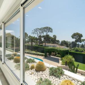 Antibes, Villa Contemporaine avec vue mer panoramique à vendre