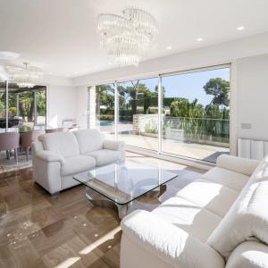 Antibes, Villa Contemporaine avec vue mer panoramique à vendre