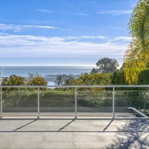 SUPER CANNES VILLA CONTEMPORAINE VUE MER A VENDRE