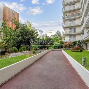 Paris XVIIIème - Beau trois pièces avec balcon et box -