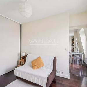Paris XVe - Montparnasse - Appartement trois pièces en dernier é