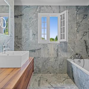 Mougins - Villa entièrement rénovée avec Tennis à vendre