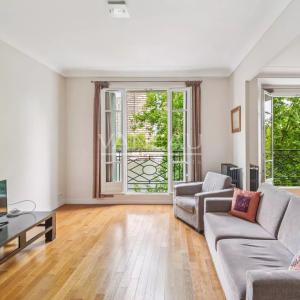 PARIS XVIème - Auteuil - Quai de Seine -Appartement rénové