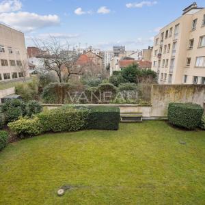 Vue dégagée sur jardin, balcon et calme
