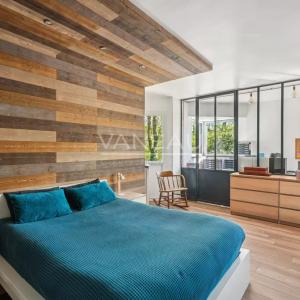 Maison d'architecte sur terrain arboré