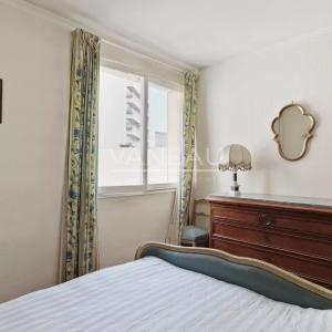 Boulogne Billancourt, Deux chambres, en étage avec balcon