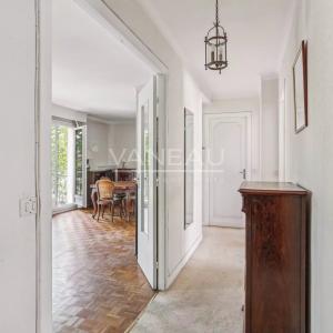 Boulogne Billancourt, Deux chambres, en étage avec balcon