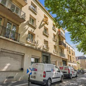 Boulogne Billancourt, Deux chambres, en étage avec balcon