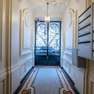 PARIS XVI - Village d'Auteuil - Chambre rénovée vue dégagée
