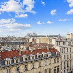 Paris VIIe - Rue du Bac - Appartement avec vues et balcon.