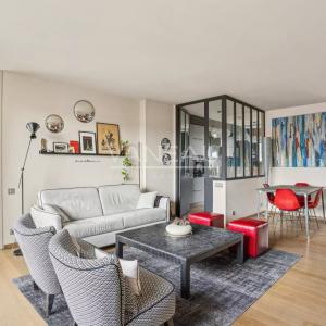 Paris VIIe - Rue du Bac - Appartement avec vues et balcon.