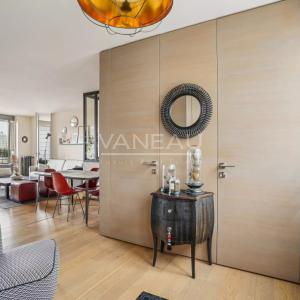 Paris VIIe - Rue du Bac - Appartement avec vues et balcon.