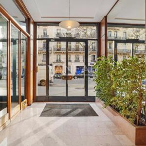 Paris VIIe - Rue du Bac - Appartement avec vues et balcon.