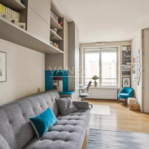 Paris VIIe - Rue du Bac - Appartement avec vues et balcon.
