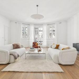 Paris XVIe - Jasmin - Appartement de réception en étage élevé av