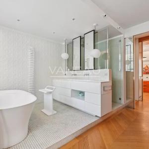 PARIS VIIe - HÔTEL PARTICULIER DANS UNE VOIE PRIVÉE