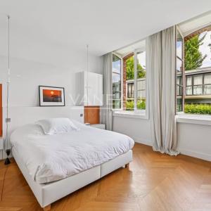 PARIS VIIe - HÔTEL PARTICULIER DANS UNE VOIE PRIVÉE