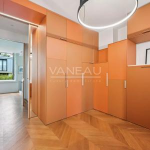 PARIS VIIe - HÔTEL PARTICULIER DANS UNE VOIE PRIVÉE