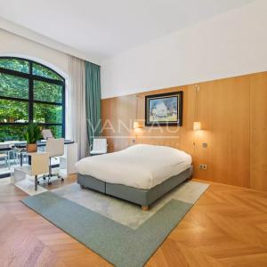 PARIS VIIe - HÔTEL PARTICULIER DANS UNE VOIE PRIVÉE