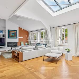 PARIS VIIe - HÔTEL PARTICULIER DANS UNE VOIE PRIVÉE