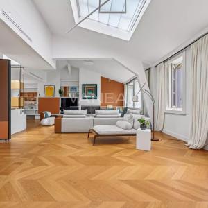 PARIS VIIe - HÔTEL PARTICULIER DANS UNE VOIE PRIVÉE