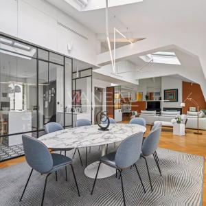 PARIS VIIe - HÔTEL PARTICULIER DANS UNE VOIE PRIVÉE