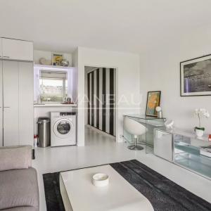 XV ème Javel - Grand studio lumineux avec loggia. Sans vis-àvis