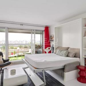XV ème Javel - Grand studio lumineux avec loggia. Sans vis-àvis