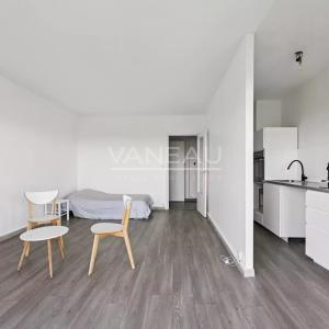 PARIS XVIème - Auteuil - Studio avec balcon