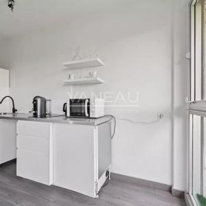 PARIS XVIème - Auteuil - Studio avec balcon