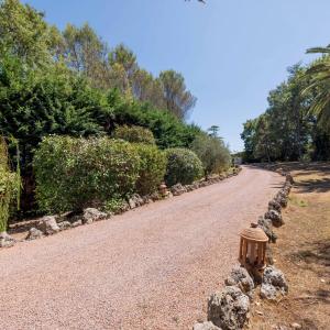 Mougins – Superbe villa provençale avec terrain constructible à 